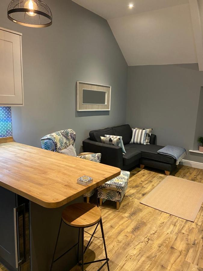 Stylish Tenby Apartment, Great Location, Parking 外观 照片